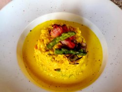 Risotto cu sparanghel, creveți, șofran și pancetta image