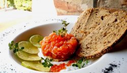 Tartar de somon proaspăt cu sos de iaurt, caviar de somon și petale de sare de Estrenc image