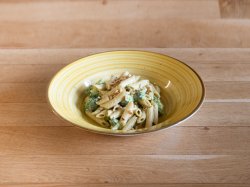 Rigatoni cu broccoli, pesto şi muguri de pin image