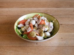 Salată caprese cu pui şi crutoane aromate image