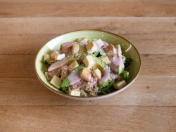Salată cu quinoa, avocado şi tofu la grill image