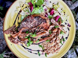 Steak de ţelină în crustă de nuci cu sos teryaki şi quinoa image