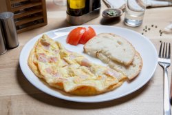 Omletã cu şuncã şi caşcaval image