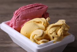 Înghețată de mango și căpșuni image