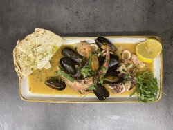 Tigaie picantă cu fructe de mare image