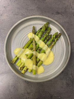 Sparanghel cu sos hollandaise image