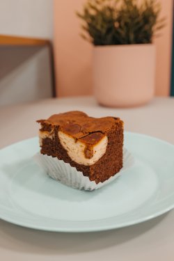 Brownie cu cheesecake image
