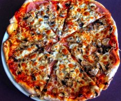 Pizza prosciutto & funghi image