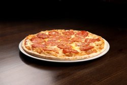 Pizza Quattro formaggi e salame piccante Medie image