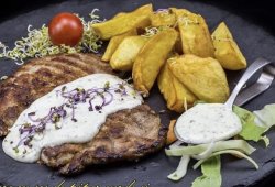 Cotlet de porc cu sos de piper verde și cartofi aurii image
