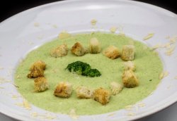 Supă crema de broccoli cu fulgi de migdale image