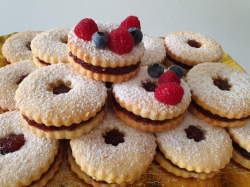 Biscuiți fragezi cu dulceață de fructe image