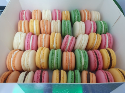 Macarons din făină de migdale cu ciocolată image