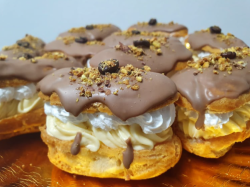 Mini ecler cu cremă de vanilie și frișcă, glazură de ciocolată image