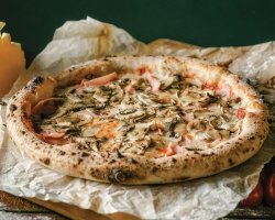 Pizza prosciutto funghi image