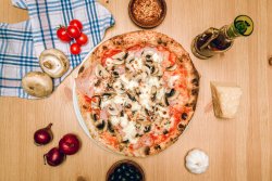 Prosciutto funghi image