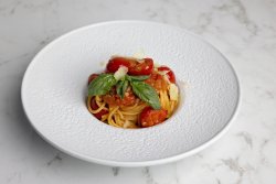 Spaghetti cu roșii și busuioc image