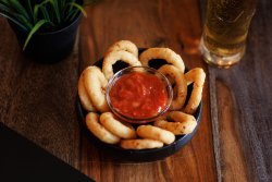 Onion rings & sweet chilli sauce image