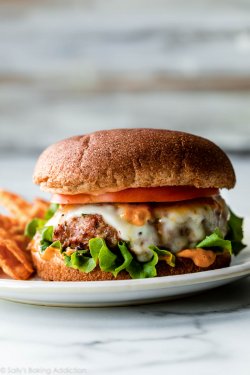Turkey Cheese Burger + Cheesecake gratis image