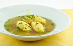 Supă de pui cu găluște image