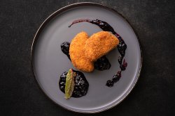 Camembert în crustă Panko și sos de afine image