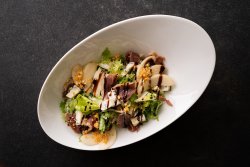 Salată cu piept de rață afumat, pere, gorgonzola și nuci caramelizate  image