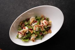 20% reducere: Salată verde cu smochine, caju și brânză de capră image
