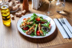Salată cu avocado și pui în sos chimichuri / Avocado and chimichuri chicken breast salad image