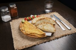 Omletă cu șuncă și cașcaval image