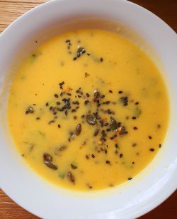 Supa crema de dovleac cu semințe de susan negru - fără gluten, vegan / de post image