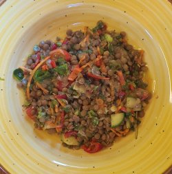 Salata de linte verde germinata cu cruditati si dressing cu agave si mustar - fara gluten, vegan / de post image