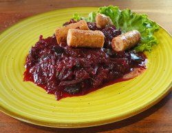 Tocăniță de vinete și sfeclă roșie cu carnaciori vegani din soia - fara gluten, vegan / de post image