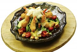 Salată caesar cu creveți în panko image