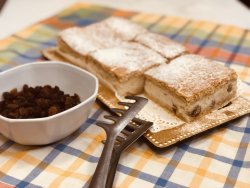 Linzer cu brânză dulce și stafide image