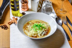 Supă vietnameză de vită cu tăieței Chow Mein image