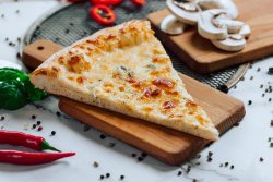 Felie Pizza regina brânzeturilor image