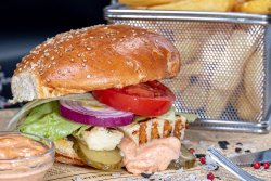 Halloumi Burger + Cartofi Steakhouse + Sos image