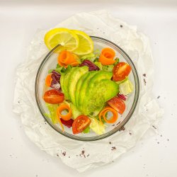 Salată cu avocado 300g image