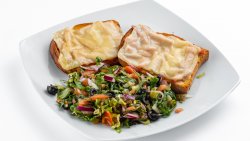 Sandwich cald cu șuncă, cașcaval și salata image