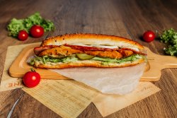 Sandwich cu șnitel crocant și bacon image