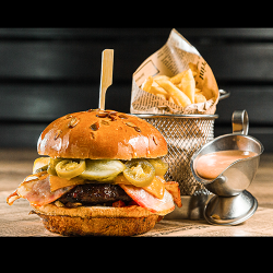 Burger cu jalapeno și cartofi prăjiți / wedges image