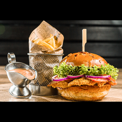 40% reducere: Burger cu pui crocant și cartofi prăjiți / wedges image