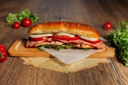 Sandwich cu pui la grill și bacon crispy image