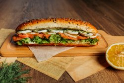 Sandwich cu somon și cremă de brânză image