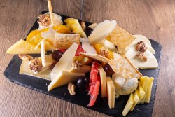 Platou de brânzeturi și fructe proaspete - 2 persoane image