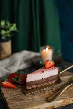 Tort cu ciocolată și căpșuni image