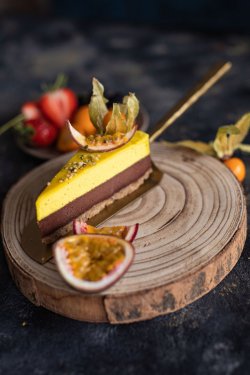 Tort cu ciocolată,  mango și fructul pasiunii image
