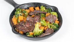 Tigaie cu fășii de vită, brocoli, cartofi dulci, alune sărate image