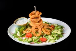 Calamari în crustă crocantă cu sos tzatziki și salată mixtă image