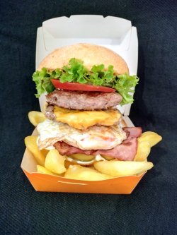 Dublu mini burger cu bacon și ou image